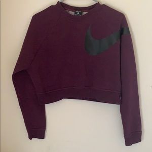 Cropped dark purple Nike swestshirt